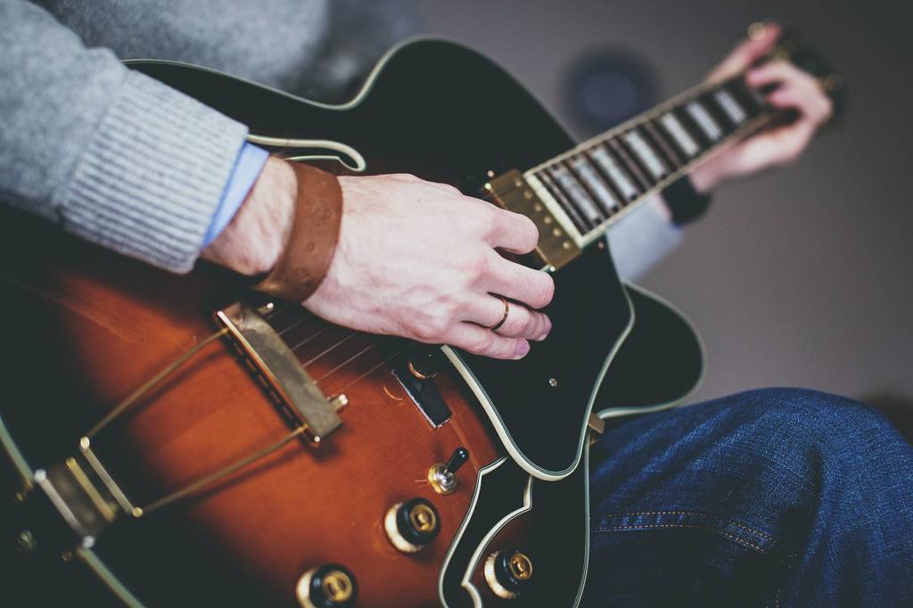 L’attribut alt de cette image est vide, son nom de fichier est guitare_1529478756-1024x682.jpg.