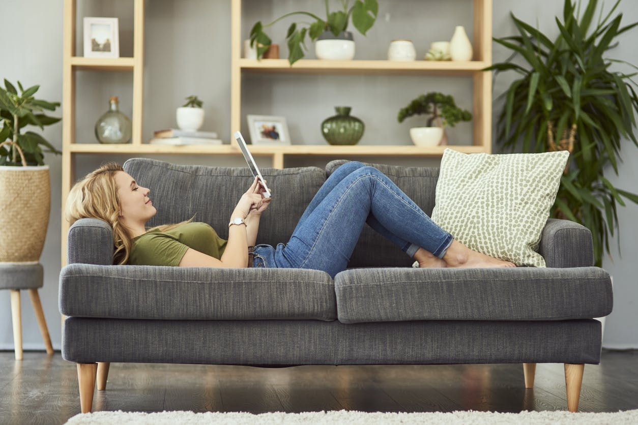 femme sur un divan